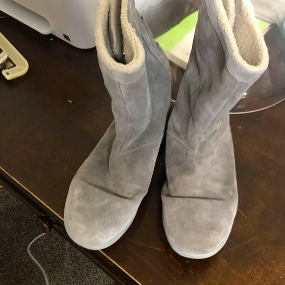 Used CROC Brand grey boots - Picture 1 of 8
